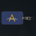 Navy Blauw Goud Girly Script Monogram Naam Modern Bagagelabel<br><div class="desc">Navy Blue and Gold Monogram Voeg je eigen naam Script Bagagetas Label De tas label maakt de perfecte lieve 16 jarige,  bruiloft,  vrijgezellenfeest,  baby shower of vrijgezellenfeest cadeau voor iemand het versieren van haar kamer in stijl.</div>