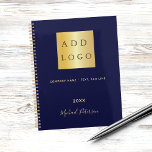 Navy blauw goud naam script business logo 2025 planner<br><div class="desc">Een stijlvolle,  klassieke marineblauwe achtergrond. Personaliseer en voeg uw bedrijf,  bedrijf logo,  een tekst,  jaar en persoonlijke naam toe. Gouden letters. Als u de tekst zonder tekst wilt verwijderen,  gebruikt u de spatiebalk die u wilt verwijderen. Voeg uw eigen websiteadres op de achterkant toe.</div>