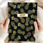 Navy Blauw Gouden Ananas Gepersonaliseerd Jaarlijk Planner<br><div class="desc">Blijf georganiseerd en stijlvol met deze marineblauwe en gouden ananas gepersonaliseerde jaarlijkse planner. Ideaal voor vrouwen die elegante en unieke design waarderen, deze planner combineert luxe met praktische functionaliteit. De chique navy en gouden ananas artwork voegt een vleugje verfijning toe aan uw dagelijkse planning. Personaliseer het met jouw naam voor...</div>