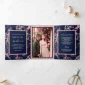 Navy blauw marmer Roos gouden glitter foto bruilof Drieluik Uitnodiging (Binnen)