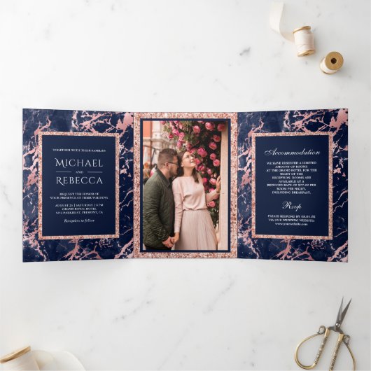 Navy blauw marmer Roos gouden glitter foto bruilof Drieluik Uitnodiging (Binnen)