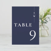 Navy-blauw minimalistisch modern monogram tafelnum kaart (Staand voorkant)