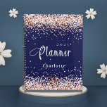 Navy blauw roos gouden glitter naam afspraak 2024 planner<br><div class="desc">Navy blue background. Roos goud,  blush faux glitter stof. Personaliseer en voeg een jaar en een naam toe. Witte letters.</div>