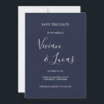 Navy Blauw Script Bruiloft Save the Date<br><div class="desc">Navy Blue Script Wedding Sla de datumkaart op met kenmerkende stijlnamen,  deze elegante Navy Blue save de datumkaart kan worden gepersonaliseerd met uw speciale trouwdaginformatie in chique belettering.</div>