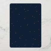Navy Blauw Snowberry + Eucalyptus bruiloft repetit Folie Uitnodiging (Achterkant)