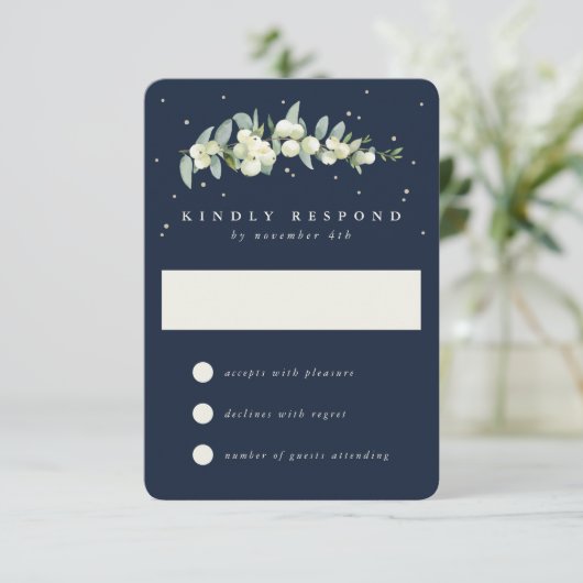 Navy Blauw Snowberry + Eucalyptus Winter bruiloft RSVP Kaartje (Staand voorkant)