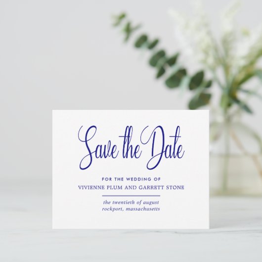 Navy Blauw Wit Kalligrafie Bruiloft Save the Date Uitnodiging Briefkaart (Staand voorkant)
