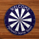 Navy Blauw Wit Man Cave Pub Game Nachtkamer Dartbord<br><div class="desc">Creëer uw eigen aangepaste, gepersonaliseerde, leuke, coole, stijlvolle, marineblauw en witte kleur, wit lettertype / typografie / script / tekst, regelmaat (18 "diameter, 1"h) aluminium lijst metalen kooi dartboard. Wordt geleverd met 6 messing darts (3 Amerikaanse vlag dart vluchten en 3 UK dart vluchten). U kunt het overal monteren -...</div>