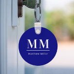 Navy blauw wit monogram initialen naam minimalist sleutelhanger<br><div class="desc">Marineblauwe achtergrond en witte tekst. Personaliseer en voeg uw monogram initialen en naam toe. Zowel voor hem als voor haar.</div>