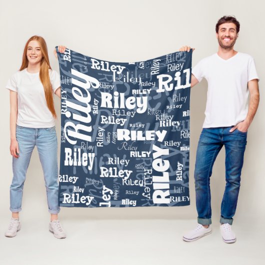 Navy blauw & wit naampatroon gepersonaliseerd fleece deken (In situ)