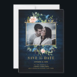 Navy Blauwe Blush Rustieke Landelijke Botanische F Save The Date<br><div class="desc">Prachtige roos bloemige rustieke landelijke schuur houten foto save the date kaart met de hand geschilderde waterverf bloemige graphics / rozen in rijke tinten navyblauw en blush roze / perzik en charmante handlettering stijl lettertype. Neem contact met mij op voor hulp bij het aanpassen of als je een ander product...</div>