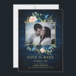Navy Blauwe Blush Rustieke Landelijke Botanische F Save The Date<br><div class="desc">Mooie roos bloemrijke rustieke landelijke schuur houten foto save the date kaart met de hand geschilderde waterverf bloemrijke graphics / rozen in rijke tinten navy blauw en blush roze / perzik en charmante handlettering stijl lettertype. Neem contact met me op voor hulp bij het aanpassen of als je een ander...</div>