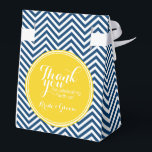 Navy Blauwe Chevrons - Huwelijk Bedankt Bedankdoosjes<br><div class="desc">Een strak geometrisch ontwerp in frisse,  trendy kleuren. Als je de monogrammen moet aanpassen,  klik je op de 'aanpassen' knop en breng je wijzigingen aan.</div>