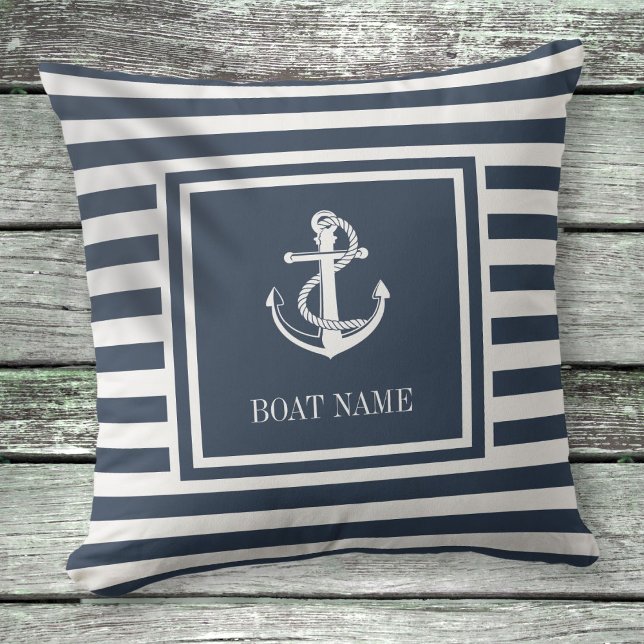 Navy Blauwe Gestreepte Zeeanker Bootsnaam Buitenkussen (Navy Blue Striped Nautical Anchor Boat Name Outdoor Pillow)