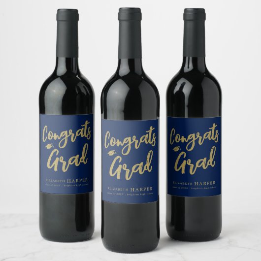 Navy Blauwe Gouden Congrats Grad Brush Script Wijn Etiket (Flessen)