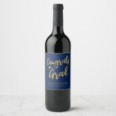 Navy Blauwe Gouden Congrats Grad Brush Script Wijn Etiket (Voorkant)