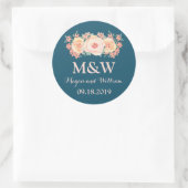 Navy Blauwe Perzik Bloemen Monogram Bruiloft Ronde Sticker (Tas)