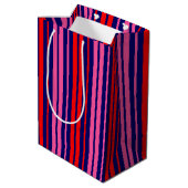 Navy Blauwe Rode Roze Verticale Strepen Design Medium Cadeauzakje (Achterkant Gekanteld)