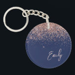 Navy Blauwe Roze Gouden Glitter Monogram Sleutelhanger<br><div class="desc">Navy Blauwe en Roze Gouden - Blush Roze Glitterende Script Monogram Naam Sleutelhanger. Dit is het perfecte cadeau voor sweet 16 verjaardag,  trouwen,  bruidsfeest,  jubileum,  baby shower of vrijgezellenfeest voor iemand die houdt van glamour luxe en chic stijlen.</div>
