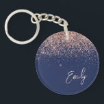 Navy Blauwe Roze Gouden Glitter Monogram Sleutelhanger<br><div class="desc">Navy Blauwe en Roze Gouden - Blush Roze Glitterende Script Monogram Naam Sleutelhanger. Dit is het perfecte cadeau voor sweet 16 verjaardag,  trouwen,  bruidsfeest,  jubileum,  baby shower of vrijgezellenfeest voor iemand die houdt van glamour luxe en chic stijlen.</div>