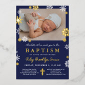 Navy Blauwe Sneeuwvlokken Foto Winter Doop Goud Folie Uitnodiging (Voorkant)