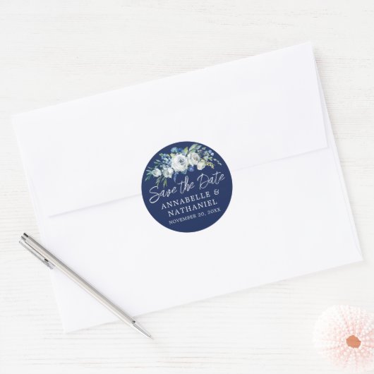 Navy Blauwe Witte Bloemige Winter Save the Date Ronde Sticker (Envelop)