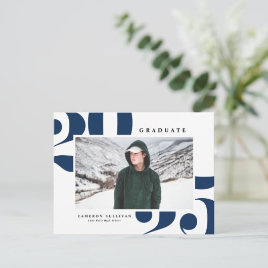 Navy Blue 2025 Bold Typography Foto Afstuderen Uitnodiging Briefkaart (Staand voorkant)