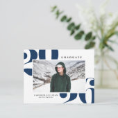 Navy Blue 2025 Bold Typography Foto Afstuderen Uitnodiging Briefkaart (Staand voorkant)
