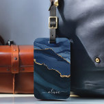 Navy Blue Agate Geode Gold Monogram Bagagelabel<br><div class="desc">Navy Blue en Gold Folie Agaat Geode Monogram Mooi Elegant Script Naam Bag of Bagagelabel. Dit maakt de perfecte lieve 16, 13e, 15e, 16e, 18e, 21e, 30e, 40e, 50e, 60e, 70e, 80e, 90e, 100e verjaardag, bruiloft, vrijgezellenfeest, jubileum, baby shower, afstuderen of vrijgezellenfeestgeschenk voor iemand die haar kamer versiert in een...</div>