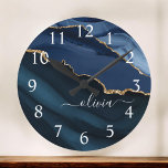 Navy Blue Agate Geode Gold Monogram Grote Klok<br><div class="desc">Navy Blue en Gold Foil Agate Geode Monogram Prachtige Elegant Script Name Clock. Dit maakt de perfecte zoete 16, 13th, 15th, 16th, 18th, 21th, 30th, 40th, 50th, 60th, 70th, 80th, 90th, 100th verjaardag, bruiloft, vrijgezellenfeest, verjaardag, terug naar school, baby shower, afstuderen of bachelorette party geschenk voor iemand die haar kamer...</div>