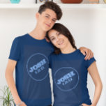 Navy Blue Bar Mitzvah met naam Logo T-shirt<br><div class="desc">Dit shirt is de perfecte casual begeleiding bij uw Bar Mitzvah viering. Volledig aanpasbaar om precies te zeggen wat je wilt! Krijg er een voor het hele gezin,  of elke gast!</div>