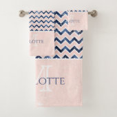 Navy Blue Blush Pink Chevron Glitter Name Initiaal Bad Handdoek (Insitu)