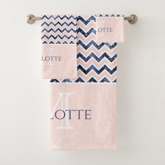 Navy Blue Blush Pink Chevron Glitter Name Initiaal Bad Handdoek (Insitu)