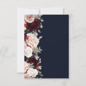 Navy Blue Blush Roos Burgundy Floral Wedding RSVP Kaart (Achterkant)