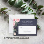 Navy blue blush roze floral budget bruiloft RSVP Notitiekaartje<br><div class="desc">Romantic elegant bruiloft kleine RSVP-notitiekaart met enveloppe met een wazige roze waterverf rozen bouquet met groene bladeren en bladeren en een klastig handgeschreven kalligrafiescript over een donkerblauwe marinekleurenachtergrond van middernacht.         Vergelijkende uitnodiging en kantoorbenodigdheden beschikbaar in het collectie.</div>