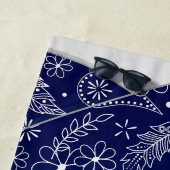 Navy Blue Boho Bloemen Doodle Patroon Volleybal Strandlaken (In situ)