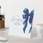 Navy Blue Bow Bridal Shower Favors Reclamebord Met Voetstuk (Insitu)