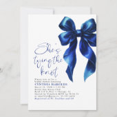 Navy Blue Bow She's Tying the Knot Bridal Shower Kaart (Voorkant)