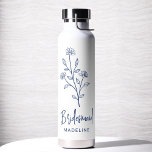 Navy Blue Bruidsmeisje Naam Floral Bachelorette Waterfles<br><div class="desc">Vier in stijl met onze naam Hand Geschreven Bachelorette Bruids Party Thermal Wine Tumbler. Met een elegant, gepersonaliseerd script ontwerp, is deze tuimelaar perfect om dranken op de ideale temperatuur te houden tijdens uw bruidsfeesten. Gemaakt van hoogwaardige, geïsoleerde materialen, het is net zo praktisch als chic. Ideaal voor vrijgezellenfeesten, vrijgezellenfeesten...</div>