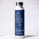 Navy Blue Bruidsmeisje Naam Floral Bachelorette Waterfles<br><div class="desc">Vier in stijl met onze naam Hand Geschreven Bachelorette Bruids Party Thermal Wine Tumbler. Met een elegant, gepersonaliseerd script ontwerp, is deze tuimelaar perfect om dranken op de ideale temperatuur te houden tijdens uw bruidsfeesten. Gemaakt van hoogwaardige, geïsoleerde materialen, het is net zo praktisch als chic. Ideaal voor vrijgezellenfeesten, vrijgezellenfeesten...</div>