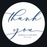 Navy Blue Calligraphy Wedding Bedankt Ronde Sticker<br><div class="desc">Verzend bedankt met dit klantgerichte manuscript dank u stickers. Hij heeft een blauw,  modern blauw kalligrafie en klassieke typografie. Pas dit manuscript aan dank u sticker door uw eigen details toe te voegen. Deze blauwe en witte prentenkaart is perfect voor de bruiloft en voor de envelop.</div>