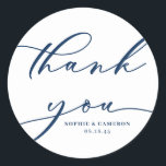 Navy Blue Calligraphy Wedding Bedankt Ronde Sticker<br><div class="desc">Verzend bedankt met dit klantgerichte manuscript dank u stickers. Hij heeft een blauw,  modern blauw kalligrafie en klassieke typografie. Pas dit manuscript aan dank u sticker door uw eigen details toe te voegen. Deze blauwe en witte prentenkaart is perfect voor de bruiloft en voor de envelop.</div>