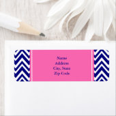 Navy Blue Chevron Pattern met Hot Pink Etiket (Insitu)