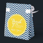 Navy Blue Chevrons - Weddenschap Bedankdoosjes<br><div class="desc">Een gewaagd geometrisch ontwerp in verse,  trendy kleuren. Als u de monogrammen moet aanpassen,  klik op de pas het knoop aan en breng veranderingen aan.</div>