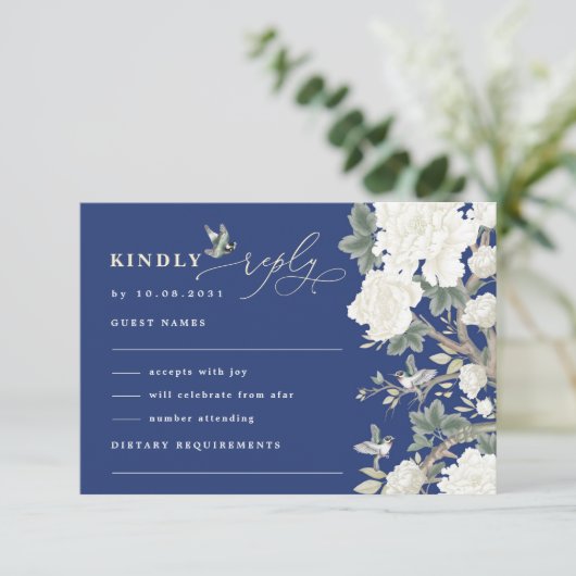Navy Blue Chinoiserie Bird Peony Wedding RSVP Kaart (Staand voorkant)