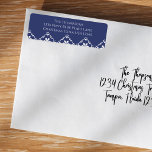 Navy Blue Christmas Snowflake Retouradres Etiket<br><div class="desc">Voeg een vleugje elegantie toe aan uw vakantie-correspondentie met dit label voor kerstretouradressen. Met een stijlvolle trendy marineblauwe achtergrond met een wintersneeuwvlokpatroon, is het perfect voor het creëren van een feestelijke en moderne look. De familienaam sjabloon, gecombineerd met eenvoudige typografie en traditionele belettering, balanceert de casual charme met een minimalistisch...</div>