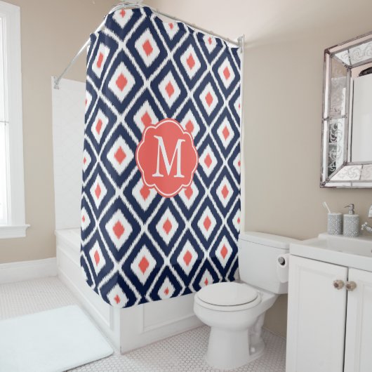 Navy Blue, Coral, White Ikat Diamond Pattern Douchegordijn (In situ)