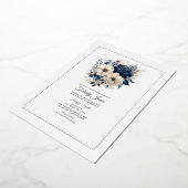 Navy Blue, Cream en Silver Floral Vrijgezellenfees Folie Uitnodiging (Gedraaid)