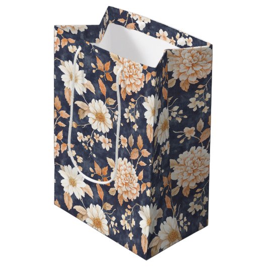 Navy Blue Cream Peach Bloemen Verjaardag Medium Cadeauzakje (Voorkant Gekanteld)