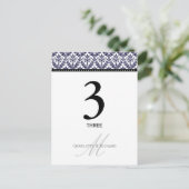 Navy Blue Damask Monogram Tafelnummer Kaart (Staand voorkant)